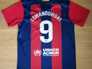 FC BARCELONA LEWANDOWSKI, STR. 12 ÅR, I FLOT STAND