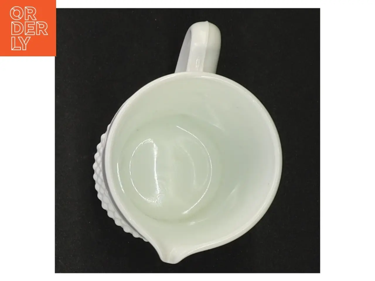 Billede 2 - Hvid presset opaline mælkeglas kande med høne relief prægning (str. 10 x 9 x 6 cm)