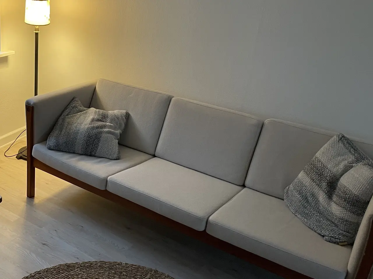 Billede 4 - Hans J. Wegner 3-personers sofa med træstel og lys