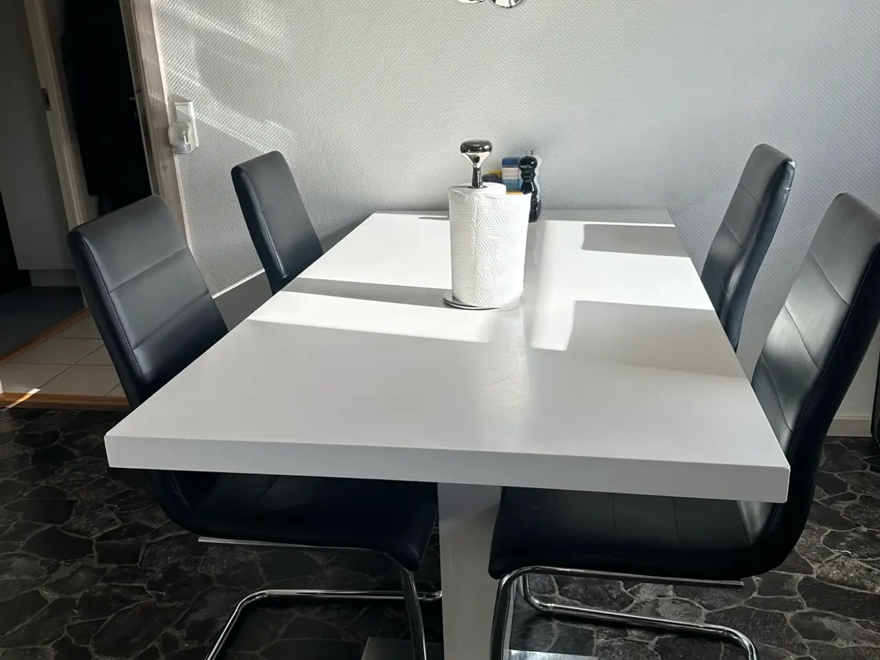 Billede 1 - Spisebord med 4 stole