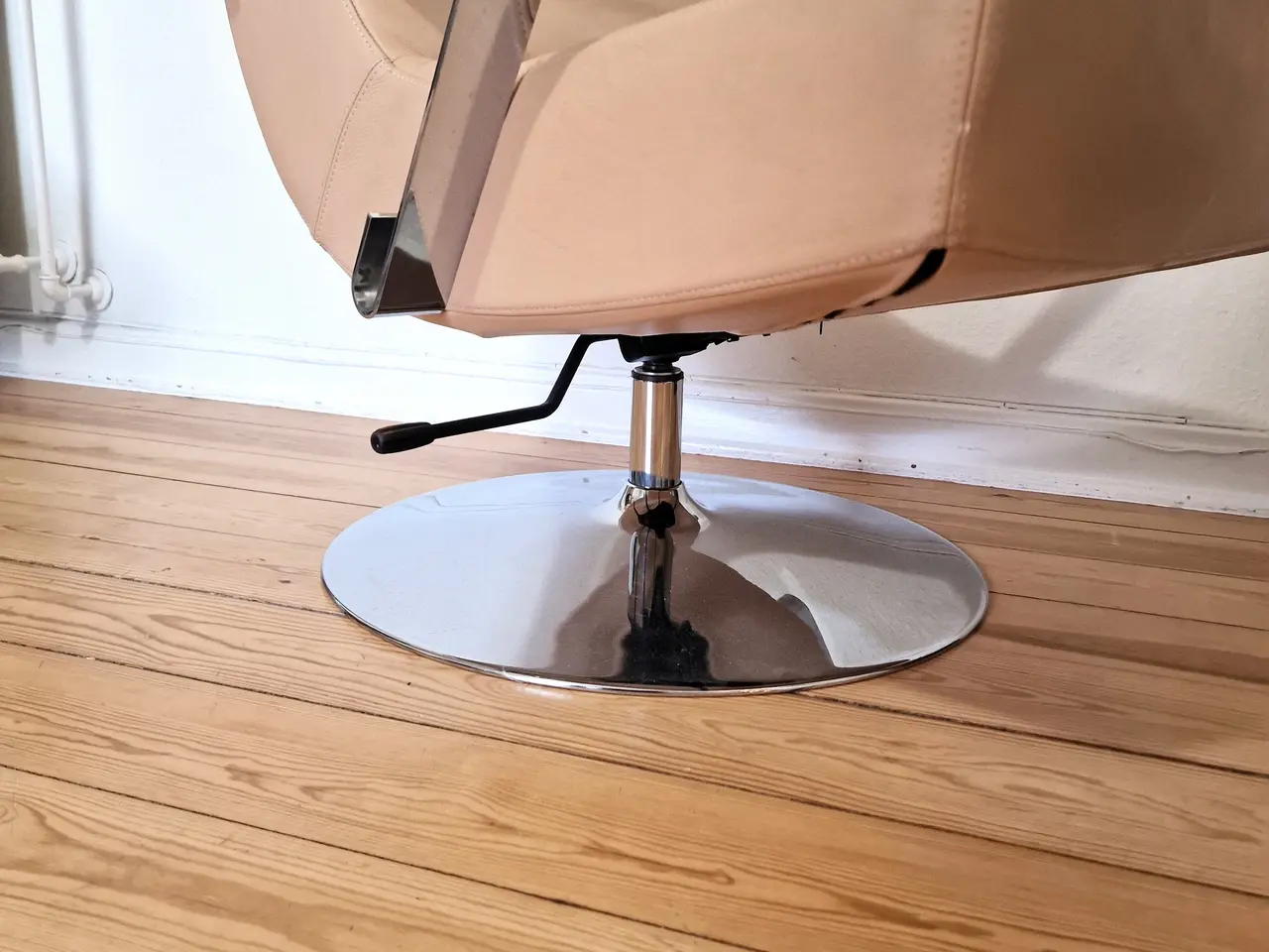 Billede 8 - Aero lænestol med fodskammel fra BoConcept. 