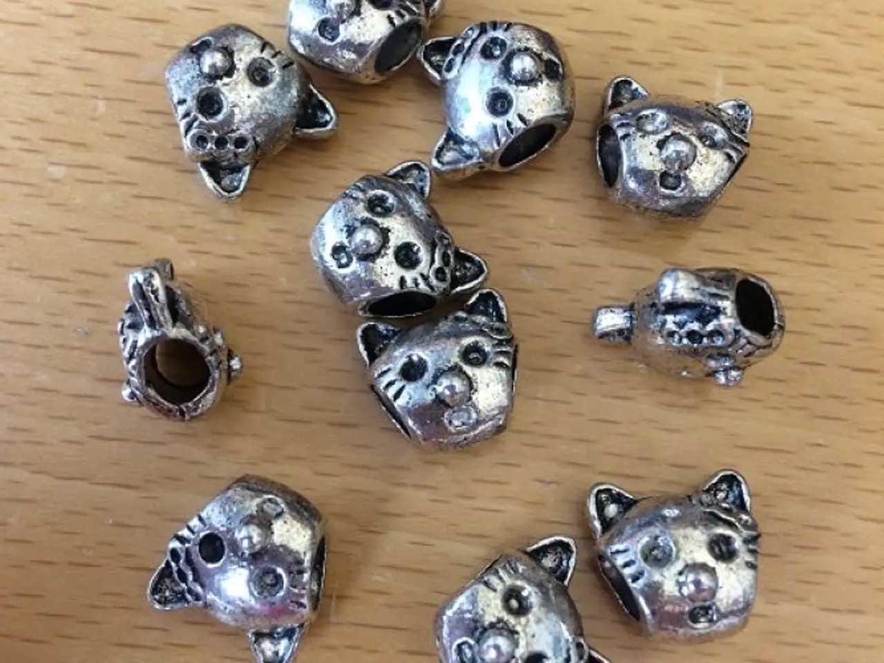 Billede 2 - Armbåndsled / vedhæng med søde katte