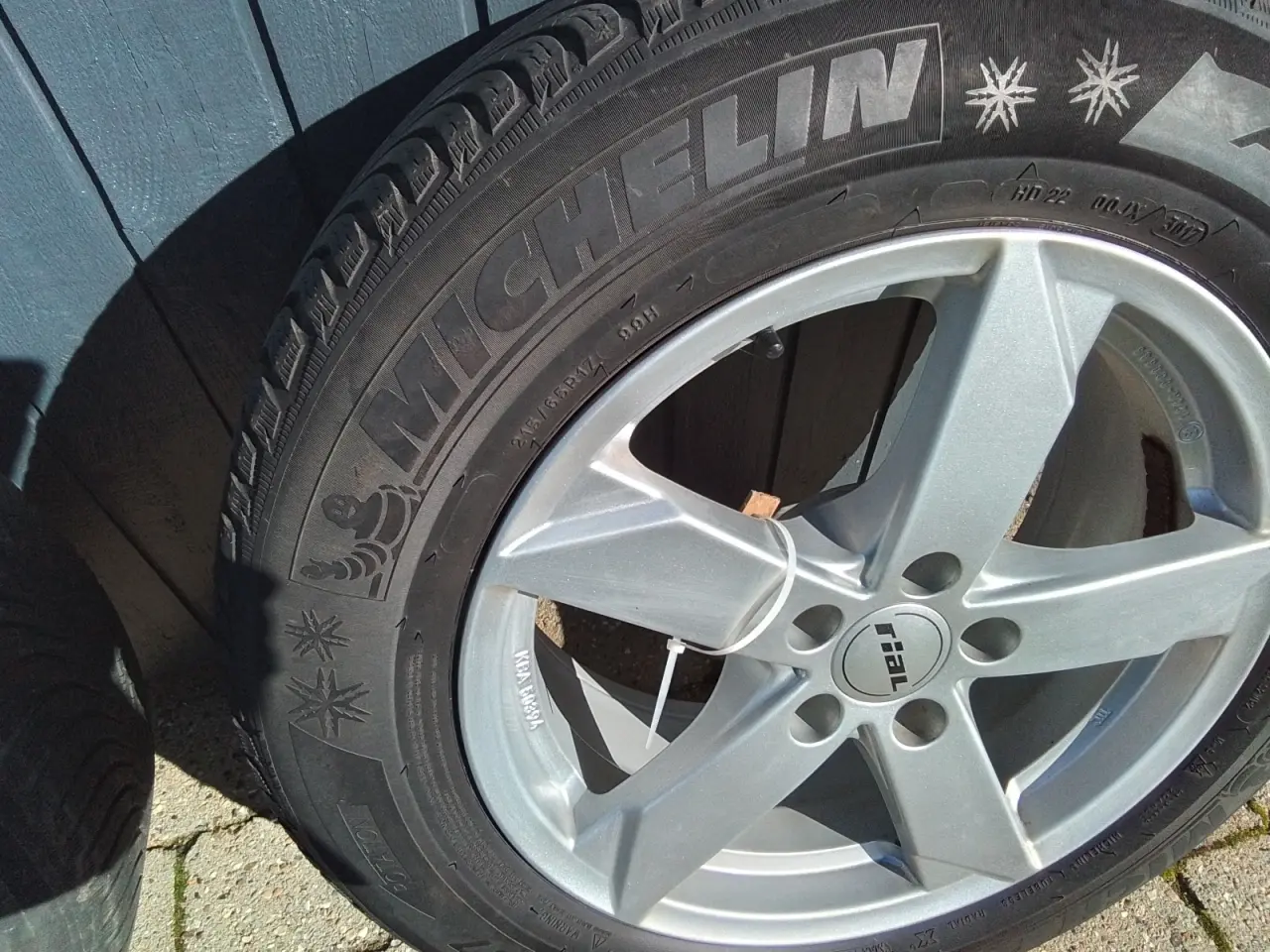Billede 3 - 215/65R 17 vinterdæk med alufælge
