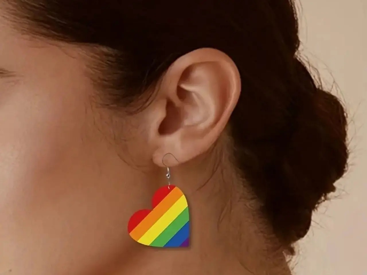 Billede 1 - Øreringe med hjerter i træ, regnbue (Pride)