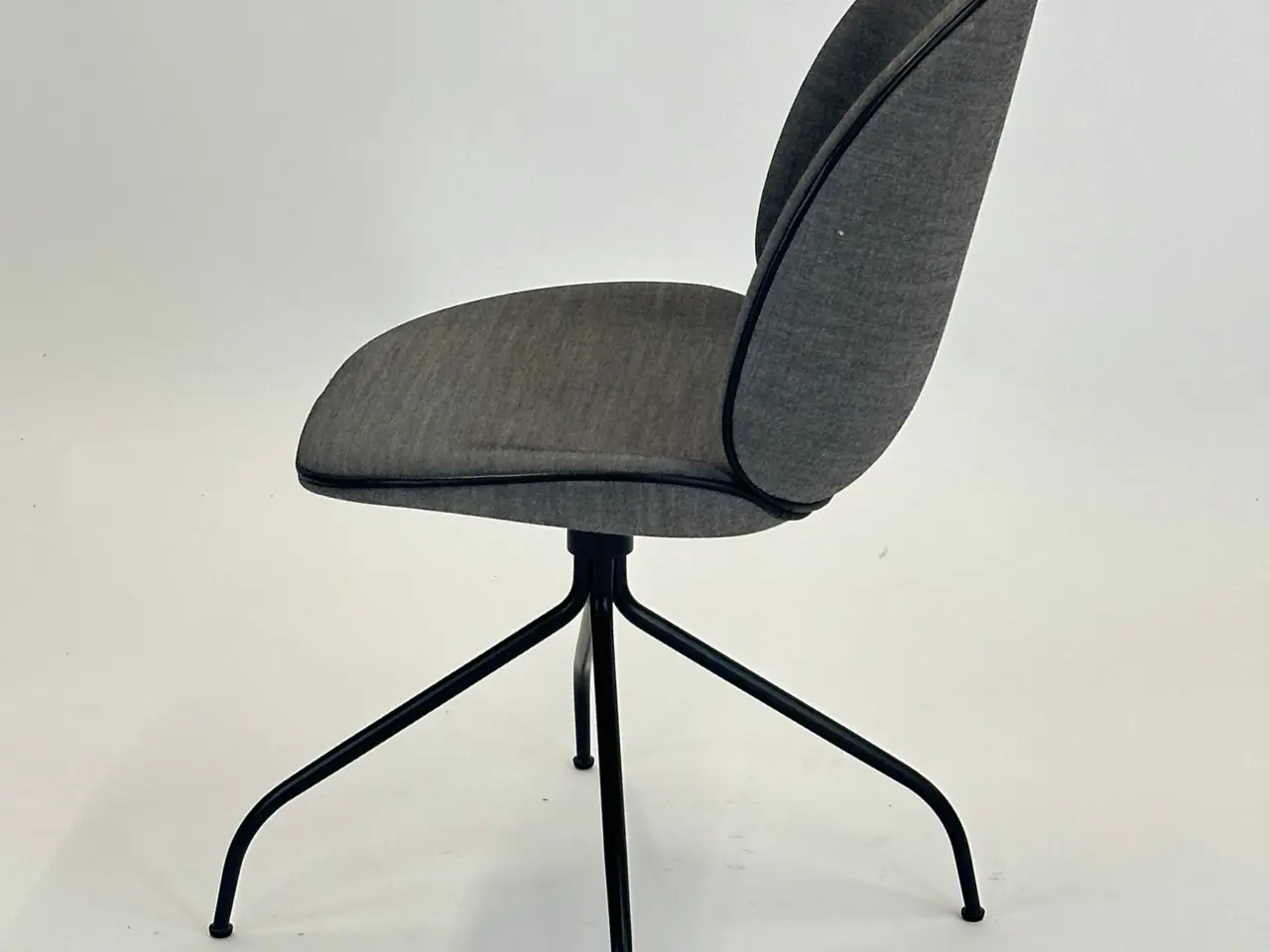 Billede 4 - GUBI Beetle Meeting Chair Stol – Grå med Sort Stel