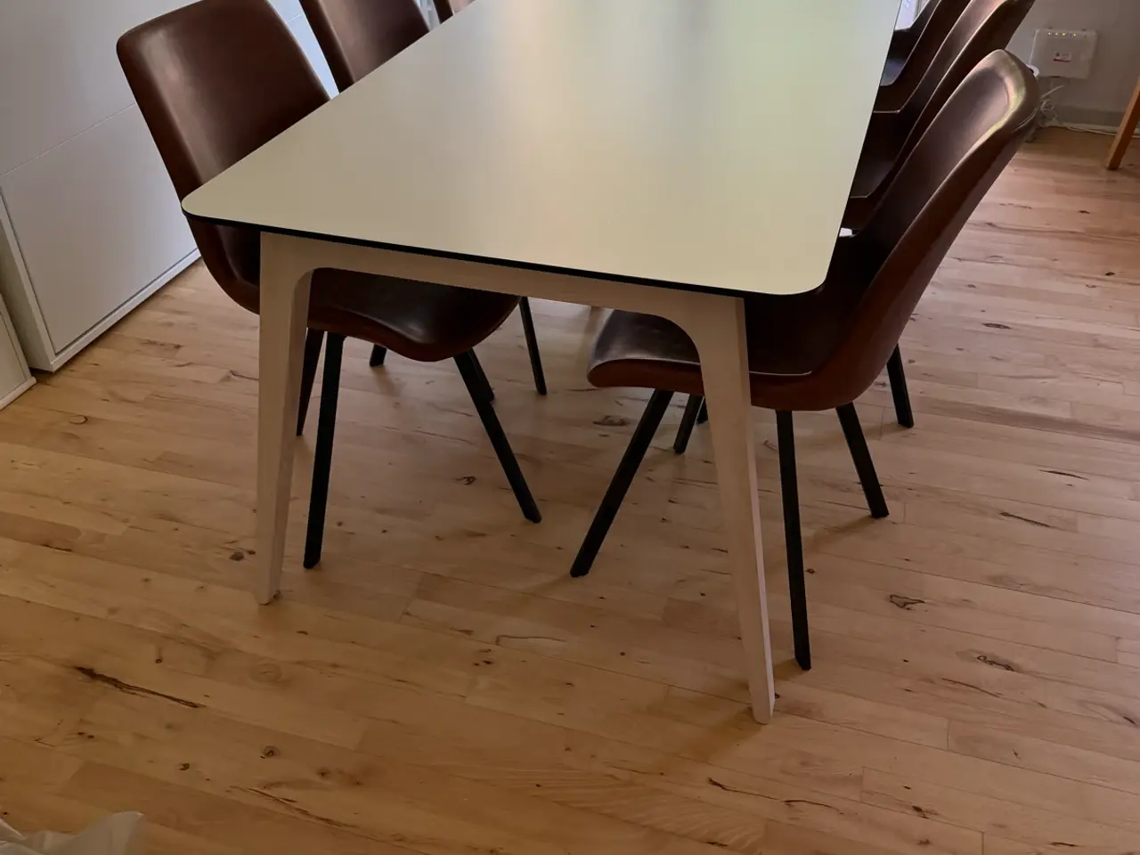 Billede 1 - Spisebord i laminat