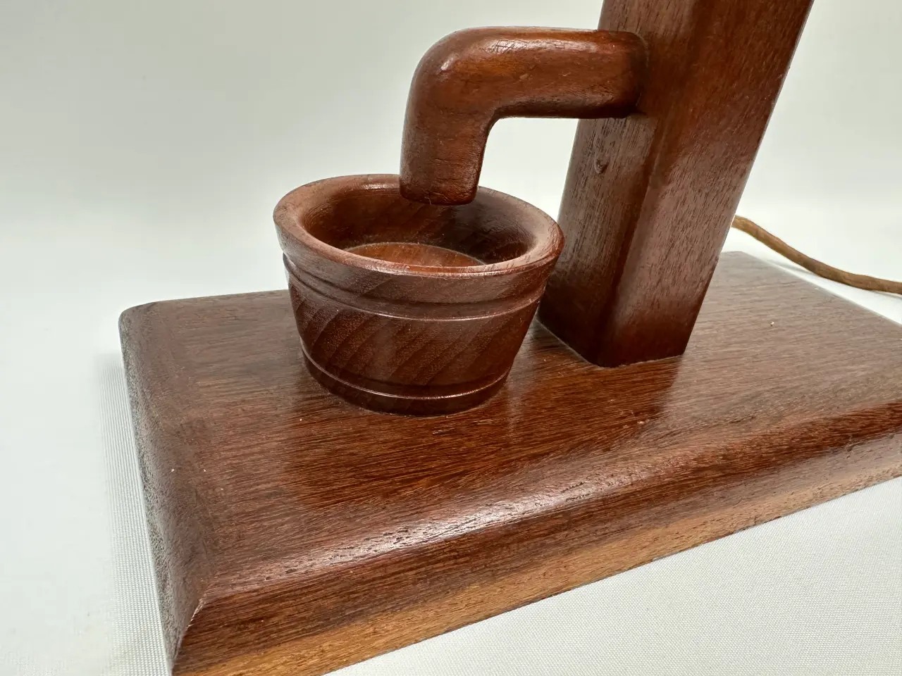 Billede 4 - Retro bordlampe i teak designet som brønd