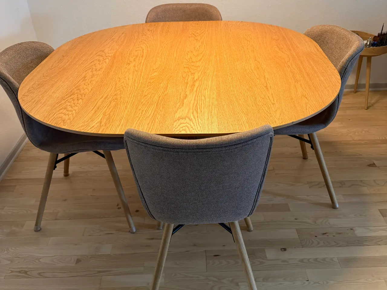 Billede 1 - Spisebord med 4 Ally spisebordsstole