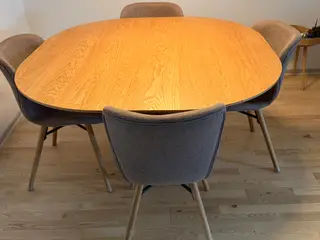 Spisebord med 4 Ally spisebordsstole