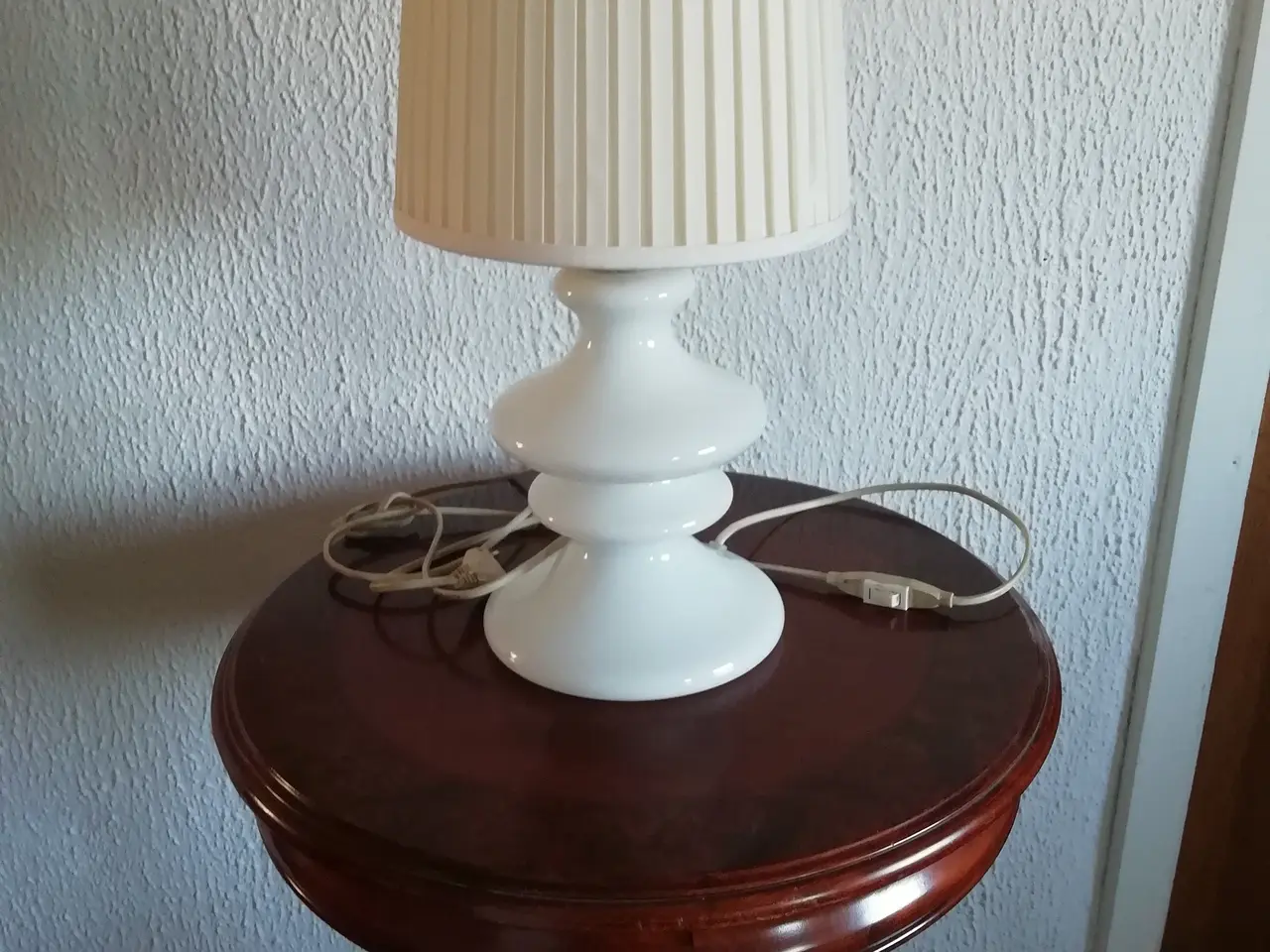 Billede 2 - Hvid elegant bordlampe med skærm