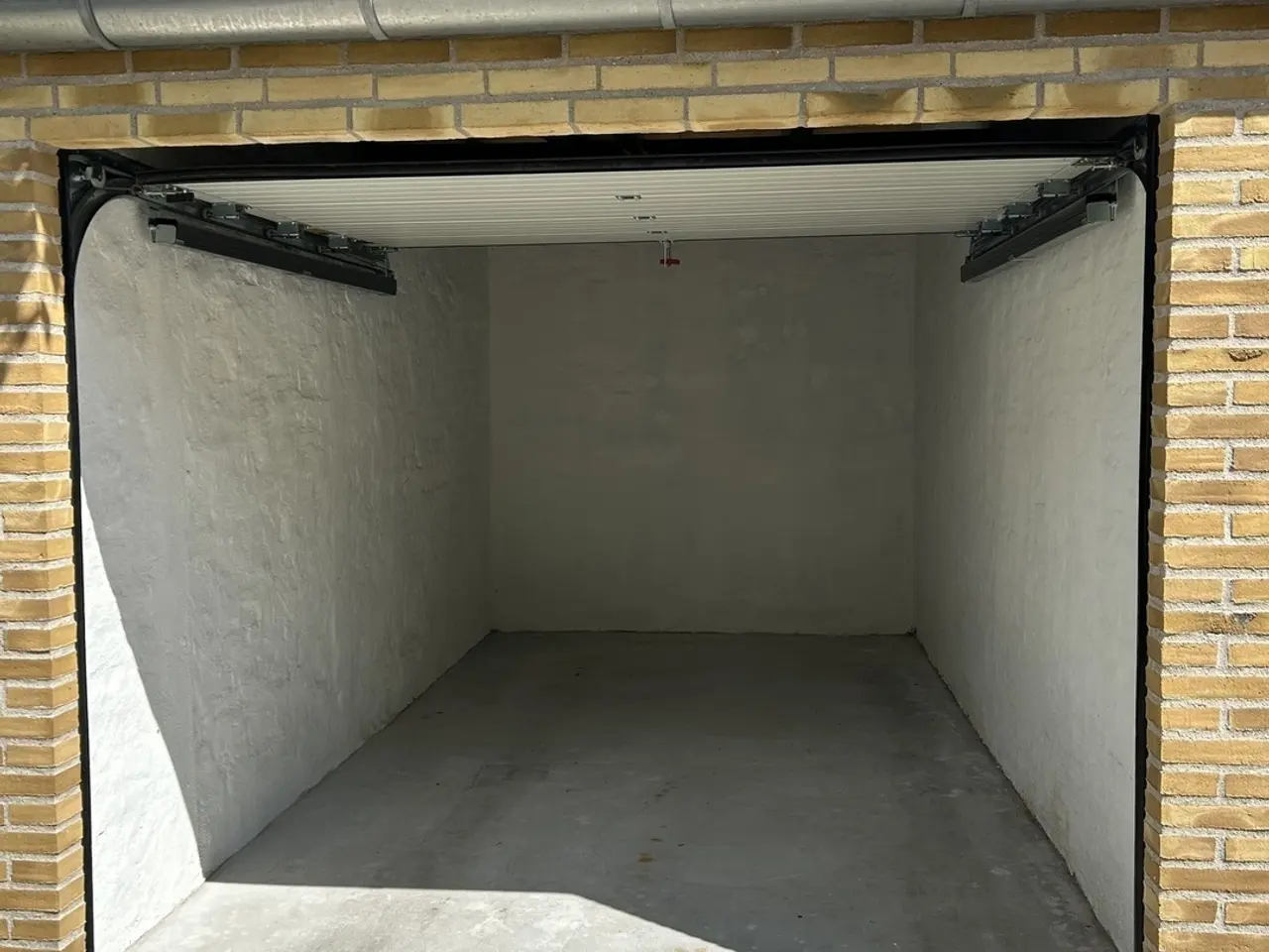 Billede 2 - Garage med el-port og strøm