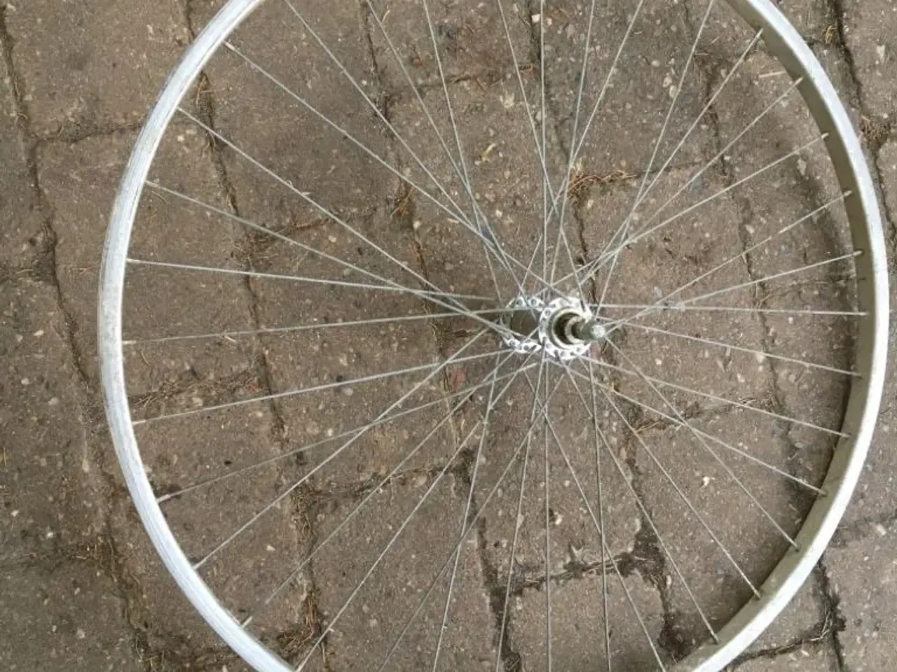 Billede 2 - Cykelsæde, støttehjul, gl. cykelhjul. Giv et bud.