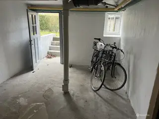 Lager med vand og toilet