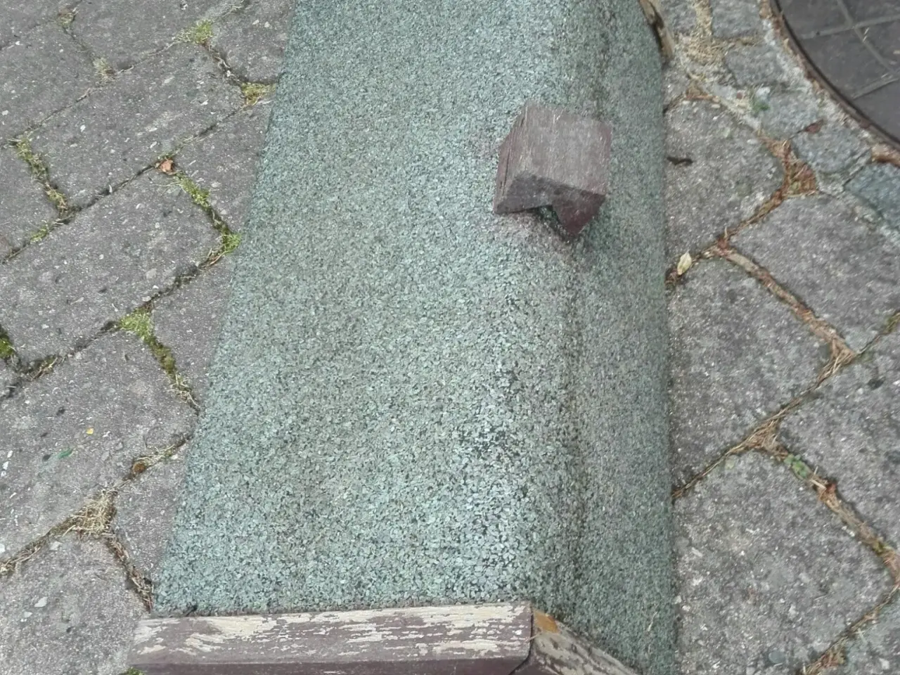 Billede 2 - Tag med tagpap til fuglehus. Giv bud.