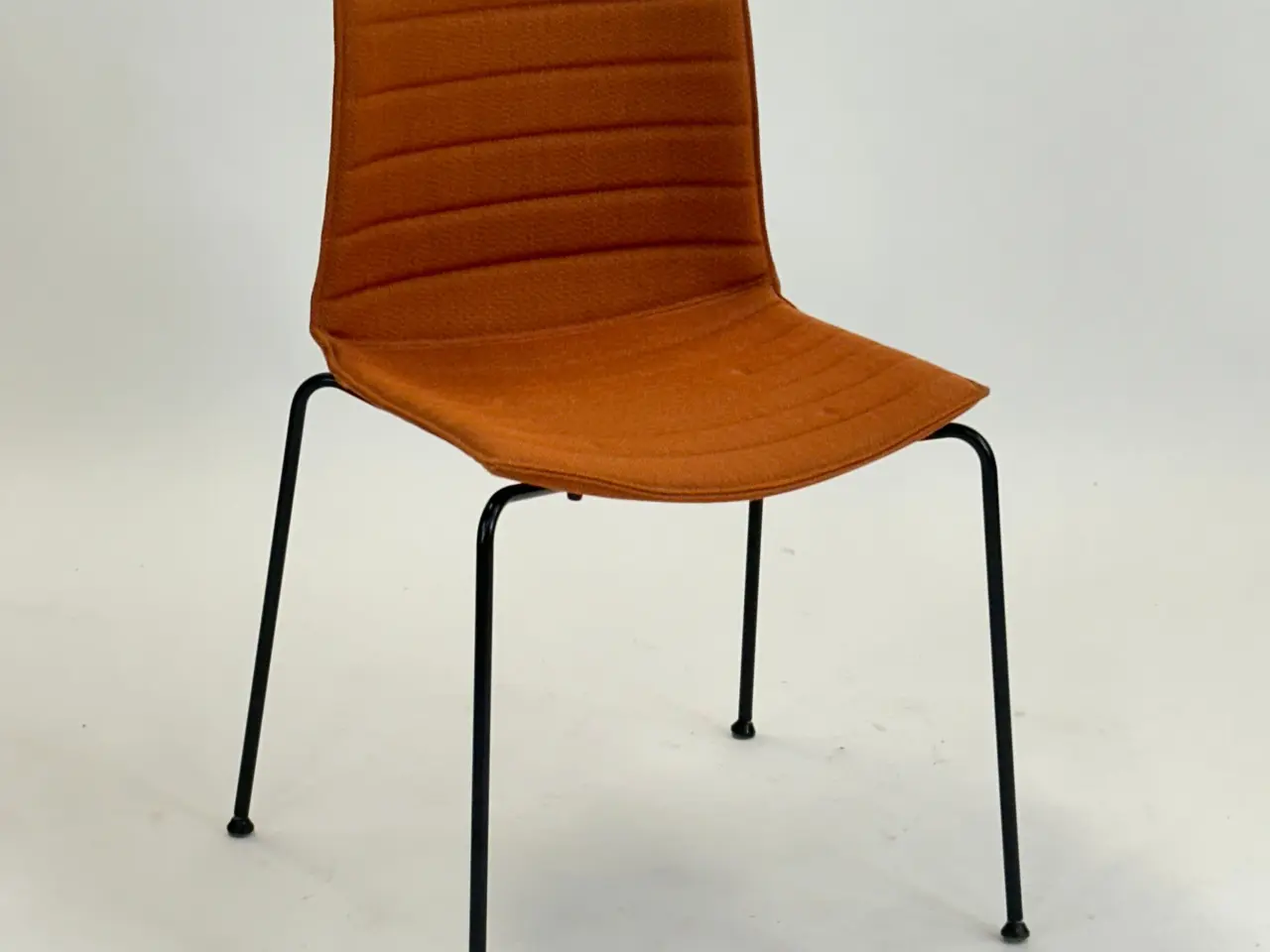 Billede 1 - Arper Catifa 46 Stol – Orange med Sort Stel
