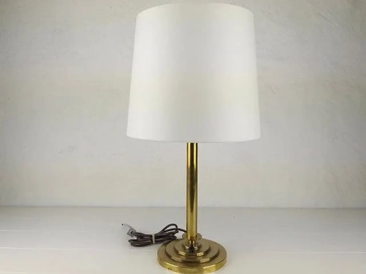 Billede 1 - Retro bordlampe af messing m. rundt profileret fod