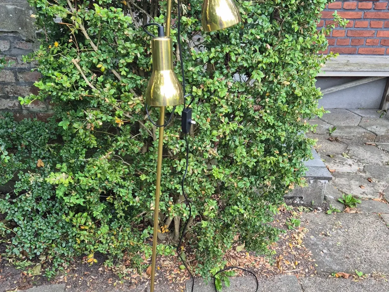 Billede 2 - Gulvlampe med skinnende spot i messing