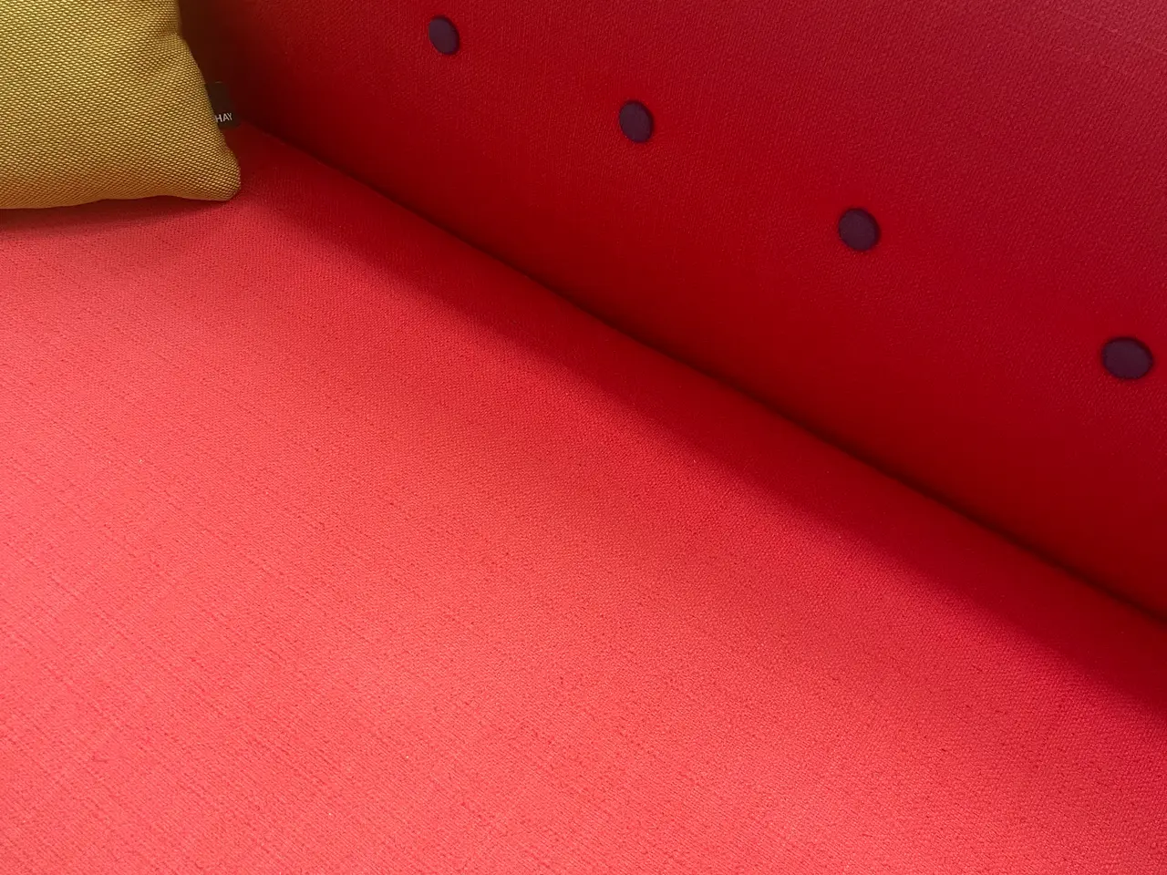 Billede 7 - Rød 2-3 pers sofa. Hent for 100kr
