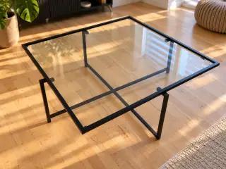 Moderne glasbord med sort metalstel