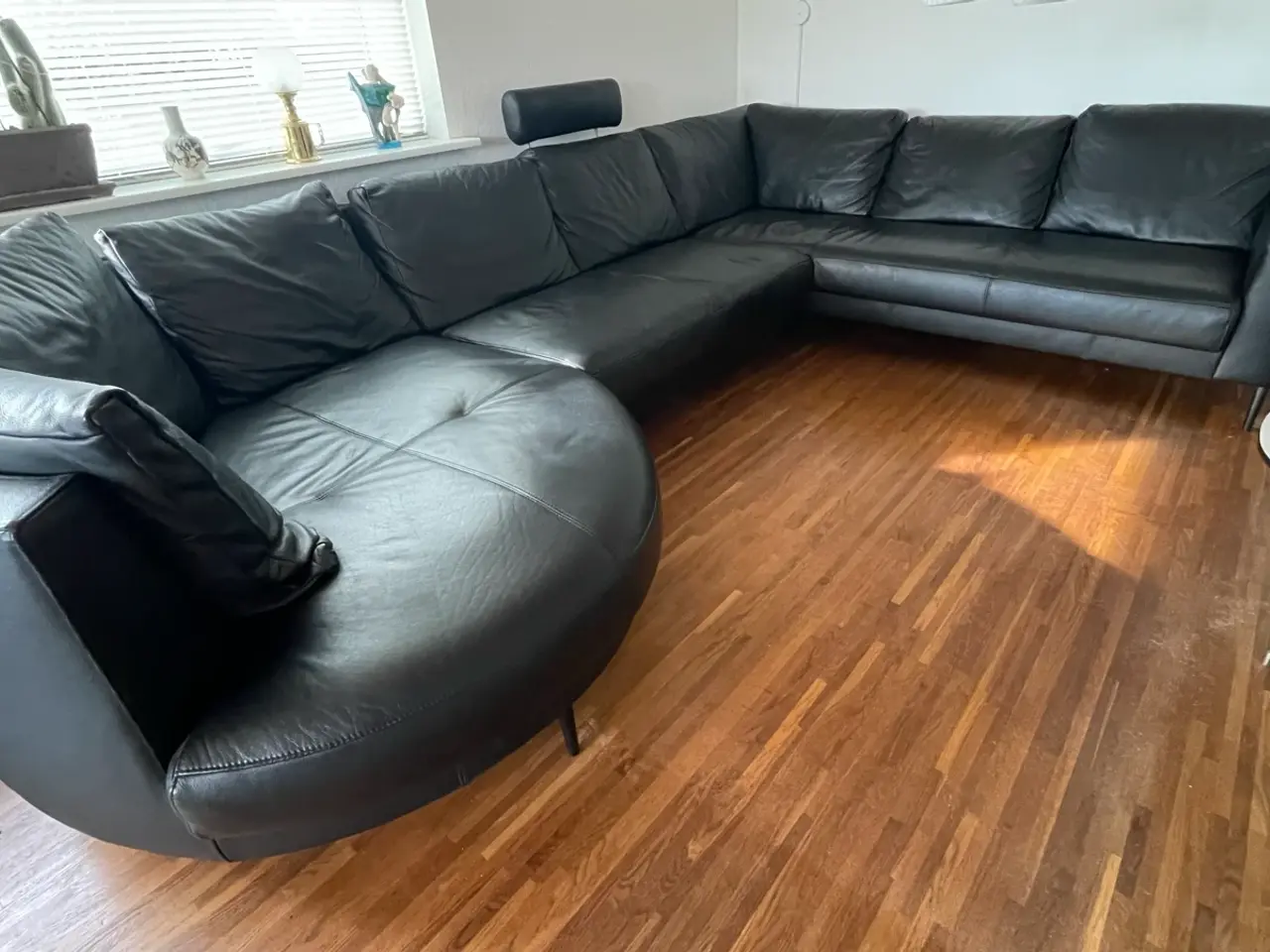 Billede 1 - Flot sort hjørnesofa sælges