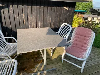Granithavebord med 4 stole og hynder
