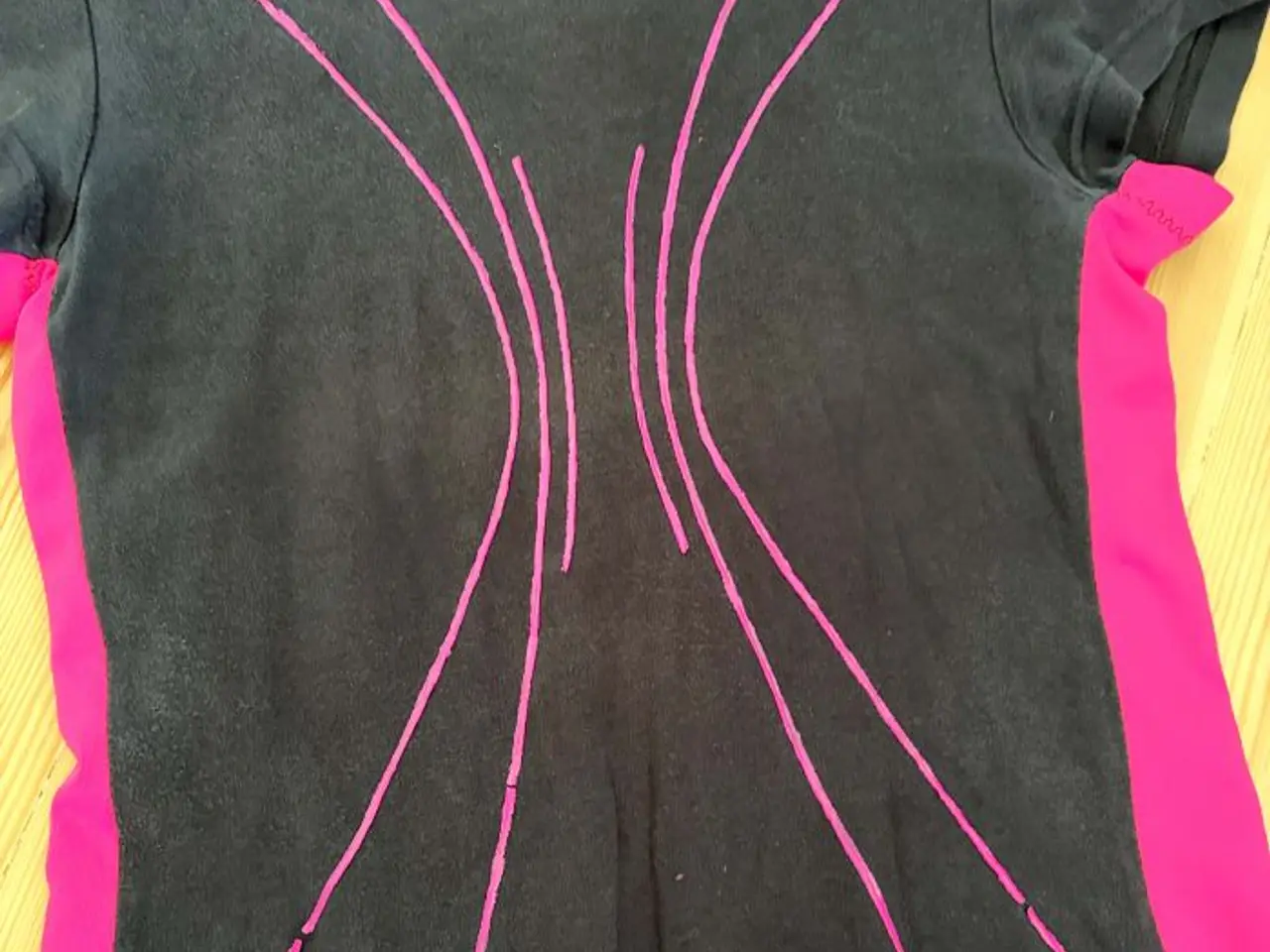 Billede 2 - Unik, redesignet kjole i sort og pink