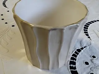 Retro urtepotteskjuler model "bølge" beige/lysebru