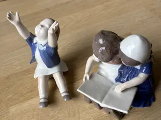 Læsende børn og lille pige rækker op Bing & Geønda