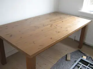 spisebord i massiv fyrretræ