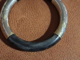 Armring i sort træ