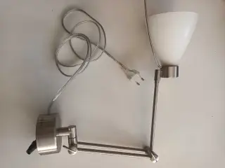 Væglampe med hvid glas skærm og halogenpære