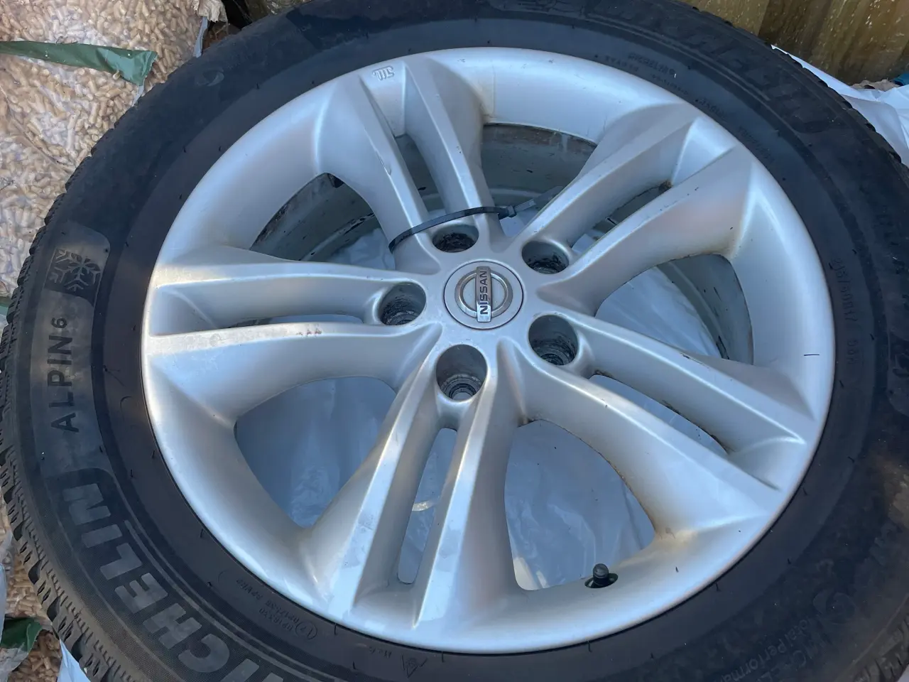 Billede 1 - Vinterdæk på originale Nissan alufælge