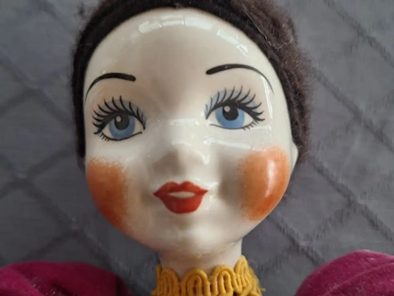 Billede 10 - Flot Russisk porcelænsdukke - Sender gerne
