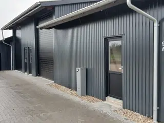 Højloftet lager til leje på Purupvej 9, Østjylland.