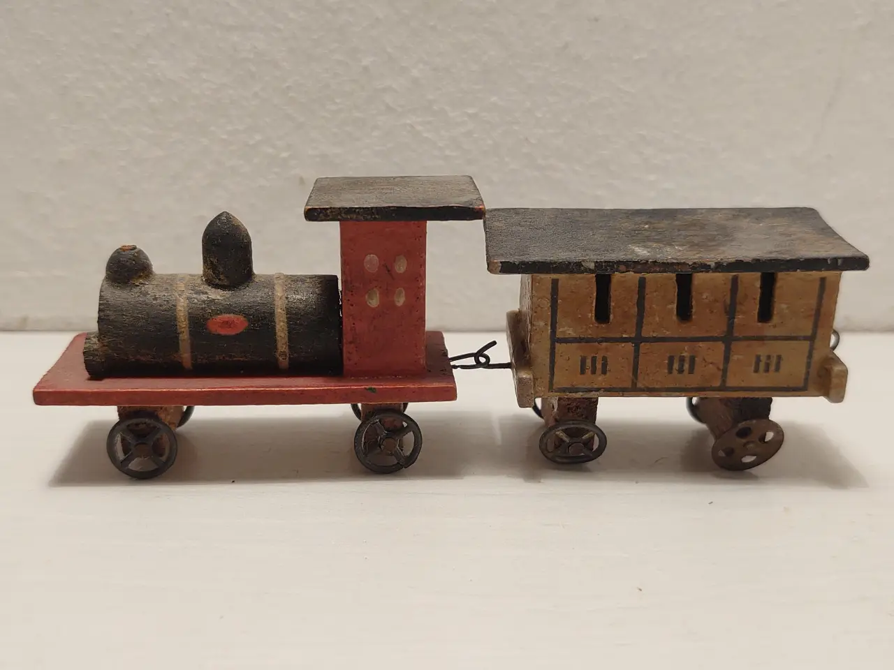 Billede 1 - Erzgebirge:Tog med vogn.Håndlavet i træ.Ca 1920