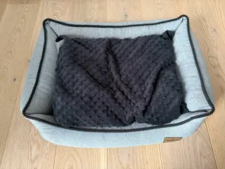Recsbad grå hundeseng, og Sort Soft Cloud seng