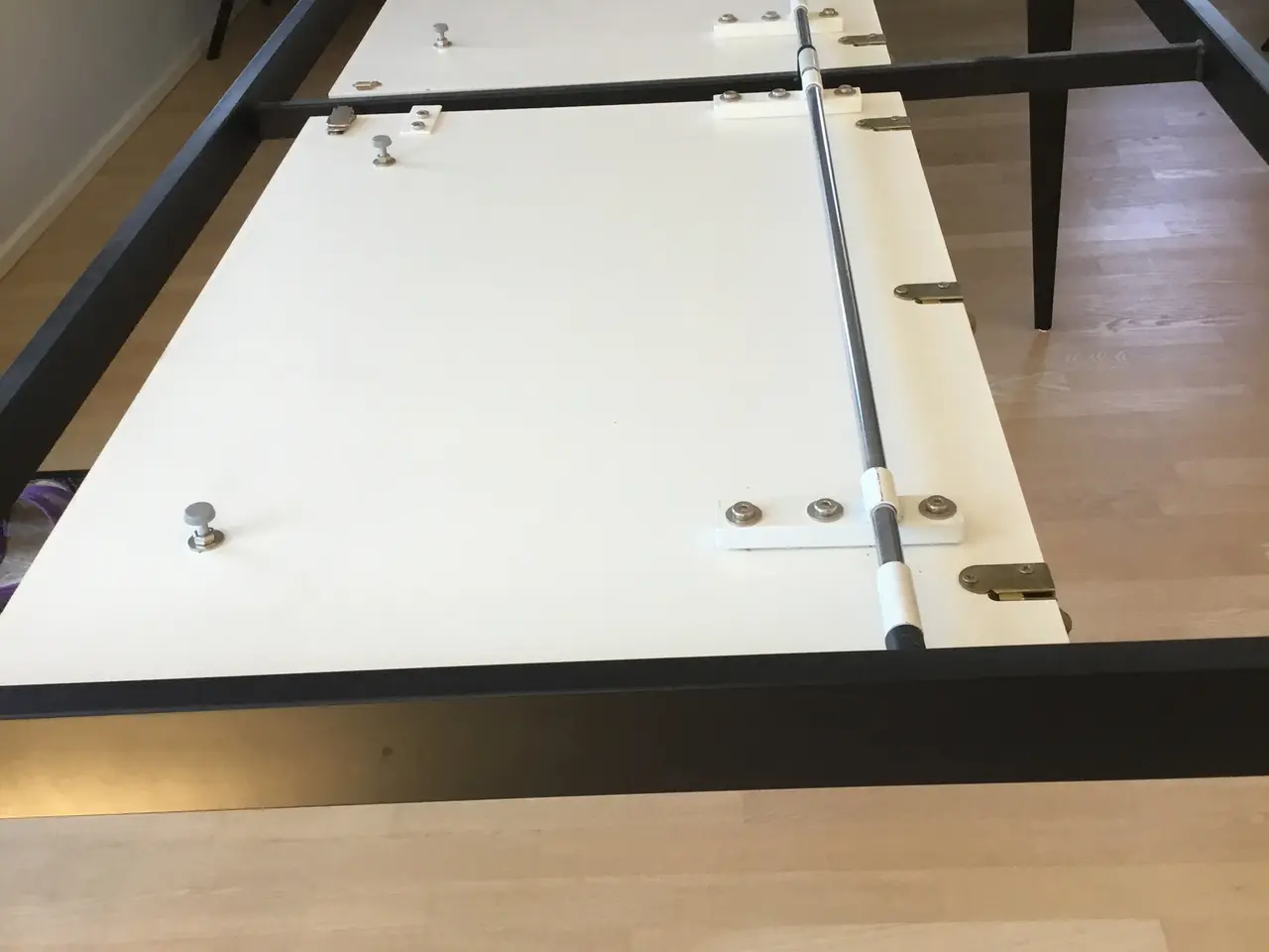 Billede 2 - Spisebord med sort stel og hvid laminat bordplade