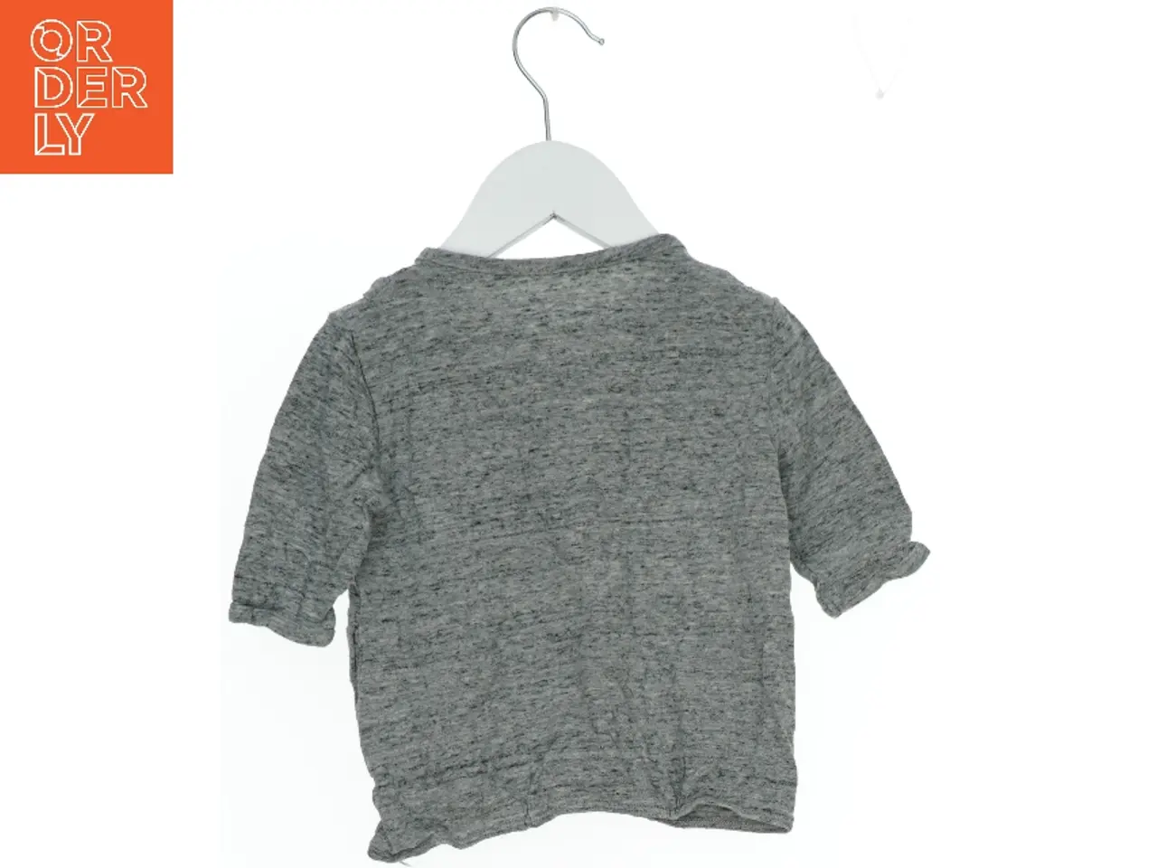 Billede 2 - Grå bluse med detaljer i halsudskæring (str. 74)