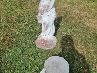 Smuk klassisk havestatue i beton – inklusiv tilhør