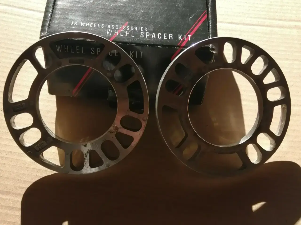 Billede 5 - Emblemer, Spacer, hjulbolte, Centreringsringe mm,