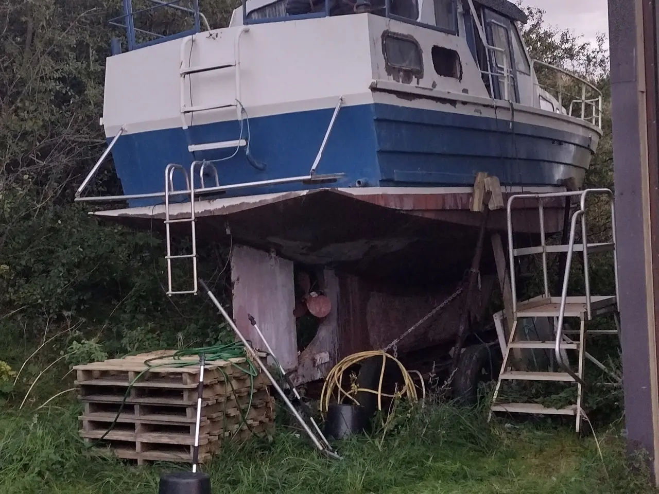 Billede 3 - motor båd med flybridge bortgives