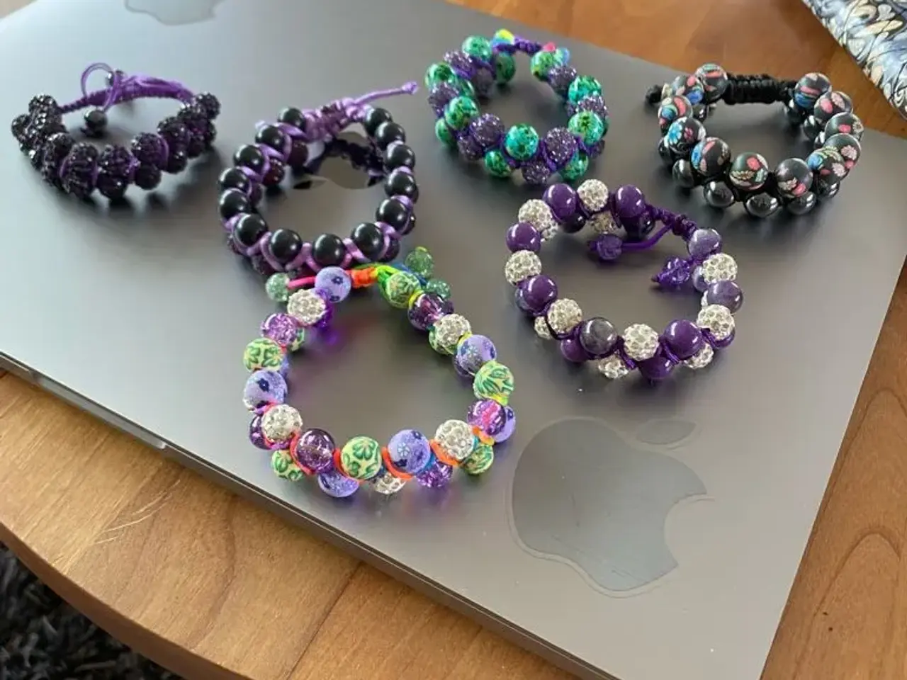 Billede 1 - Flotte nye knyttede armbånd