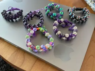 Flotte nye knyttede  armbånd