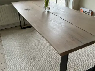 Massiv eg spisebord