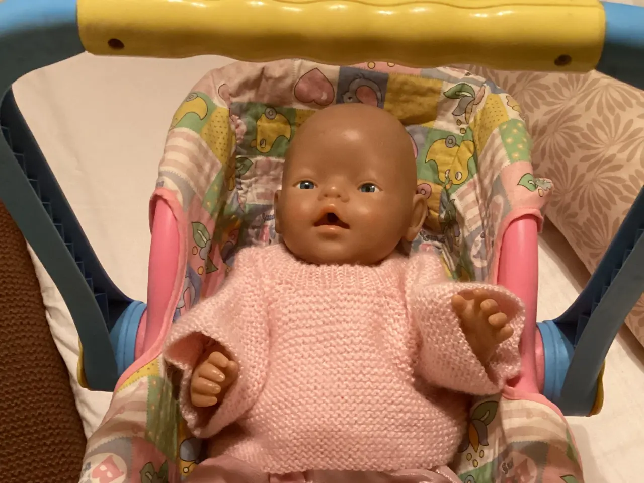 Billede 2 - Baby Born dukke med bærestol  