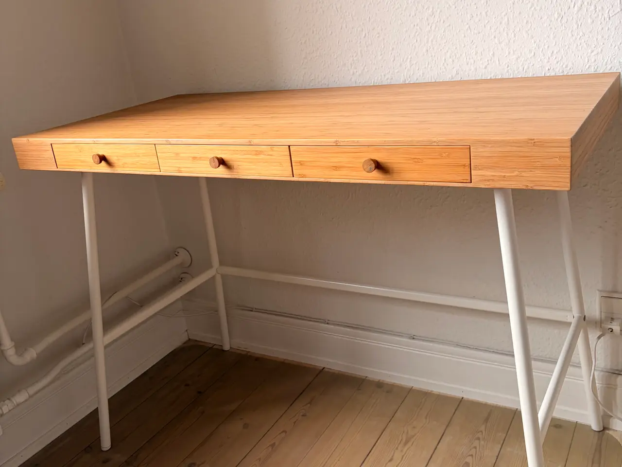 Billede 3 - IKEA Skrivebord + stol (NÆSTEN SOM NYT)