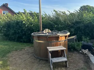 Vildmarksbad med indvendig ovn ( skal repareres)