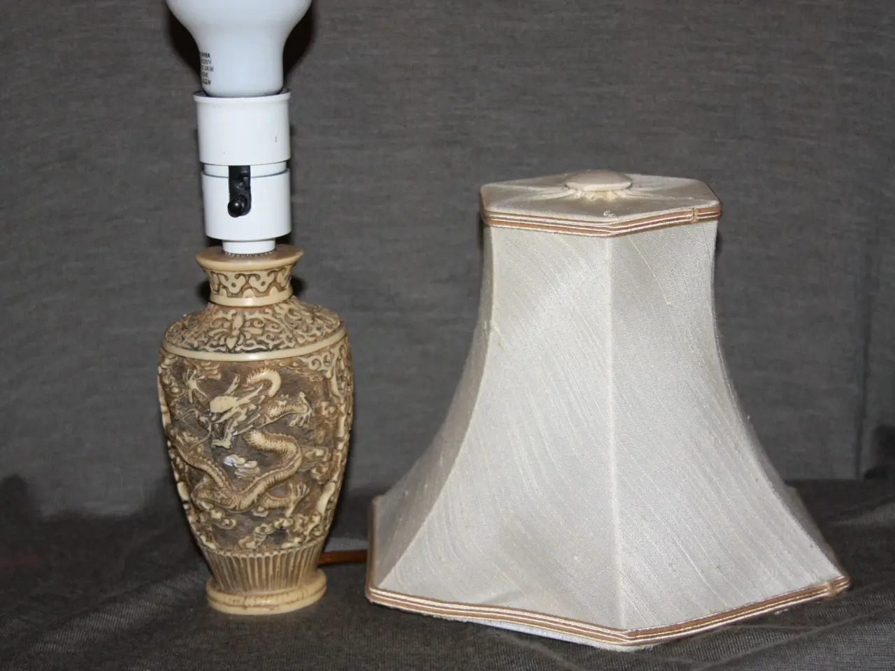 Billede 1 - Asiatisk bordlampe med udskæringer
