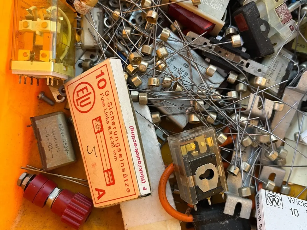 Billede 2 - Vintage Electronics Grab Box – RC Snubber Units,