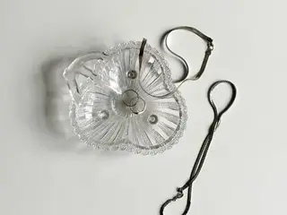 Skål m krummelurer, presset glas, NB